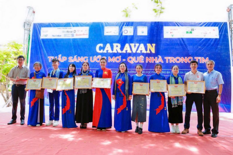 Hành trình kết nối yêu thương – Thắp sáng ước mơ của CLB Truyền thông kết nối yêu thương tại Quảng Ngãi 4 Caravan Thap sang uoc mo 2