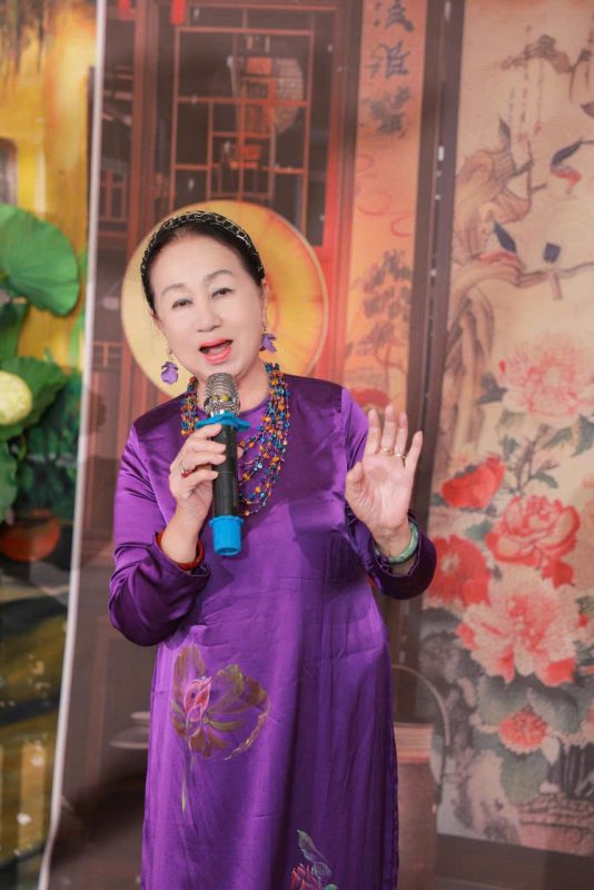 Nghe Si Uu Tu Hong Van