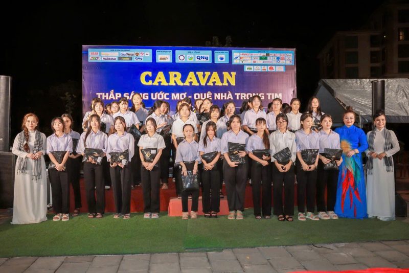 Hành trình kết nối yêu thương – Thắp sáng ước mơ của CLB Truyền thông kết nối yêu thương tại Quảng Ngãi 8 Tang ao dai cho cac em hoc sinh