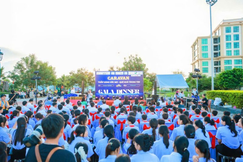 Hành trình kết nối yêu thương – Thắp sáng ước mơ của CLB Truyền thông kết nối yêu thương tại Quảng Ngãi 5 Trao qua Dao Ly Son