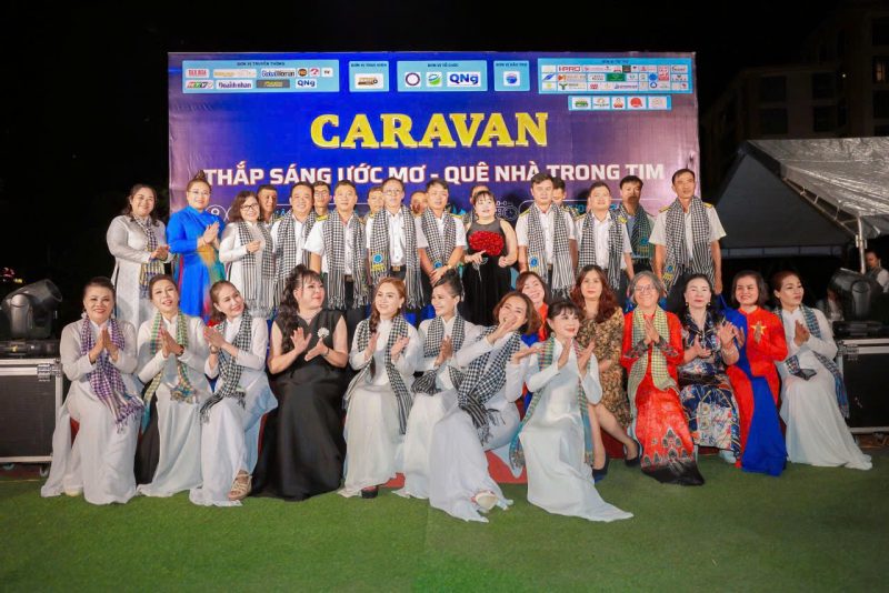 Hành trình kết nối yêu thương – Thắp sáng ước mơ của CLB Truyền thông kết nối yêu thương tại Quảng Ngãi 6 Trao qua cho cac chien si