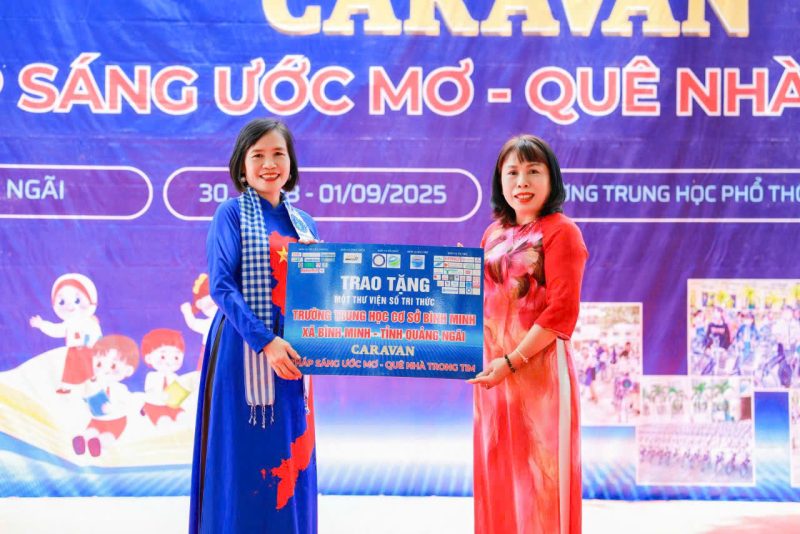 Hành trình kết nối yêu thương – Thắp sáng ước mơ của CLB Truyền thông kết nối yêu thương tại Quảng Ngãi 3 Trao tang thu vien tri thuc