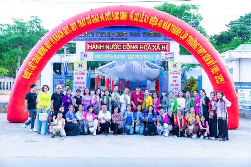 Hành trình kết nối yêu thương – Thắp sáng ước mơ của CLB Truyền thông kết nối yêu thương tại Quảng Ngãi 13 Trao thu vien sach