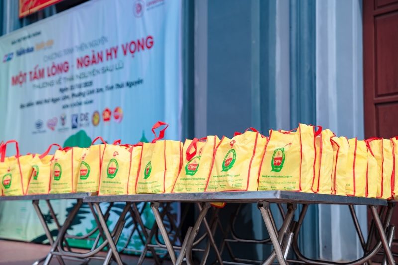 Từ phương Nam, AK Food mang hơi ấm sẻ chia đến bà con vùng lũ Thái Nguyên 2 image 38